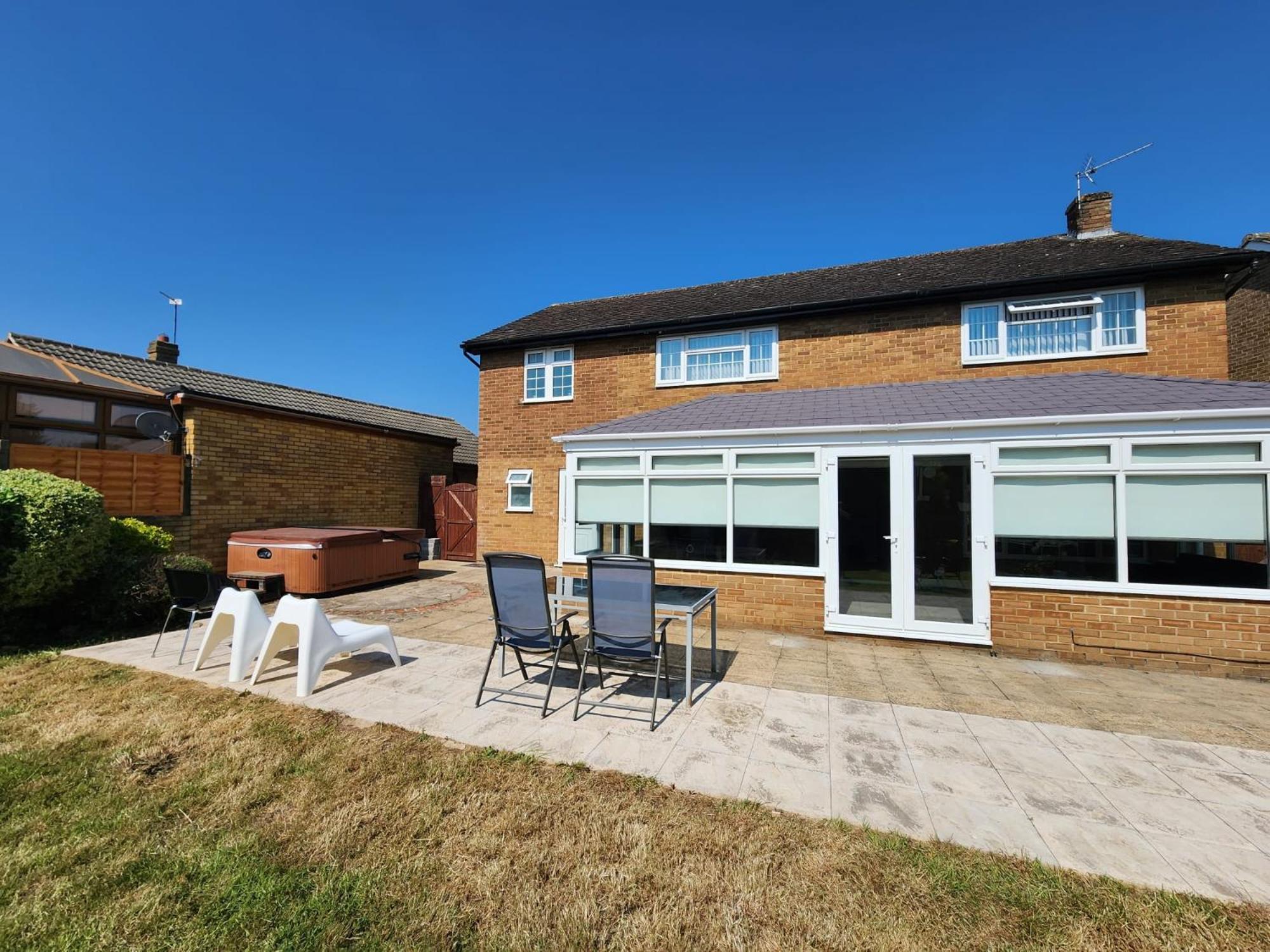 Kennedy Villa - 5 Bedroom House With Hot Tub, Wifi, Free Parkings, Close To Bicester Village Esterno foto